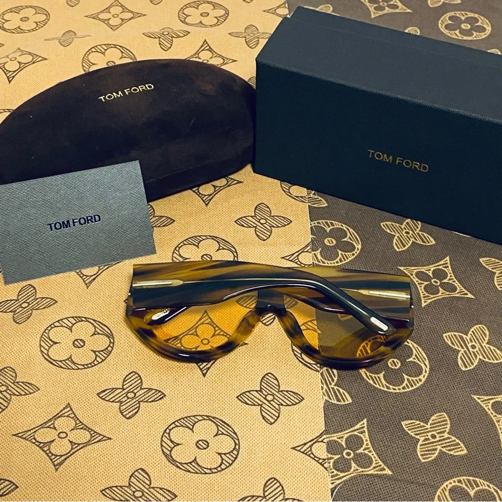 Tom Sunglasses with Yellow
Lenses - Picture 3 of 8
